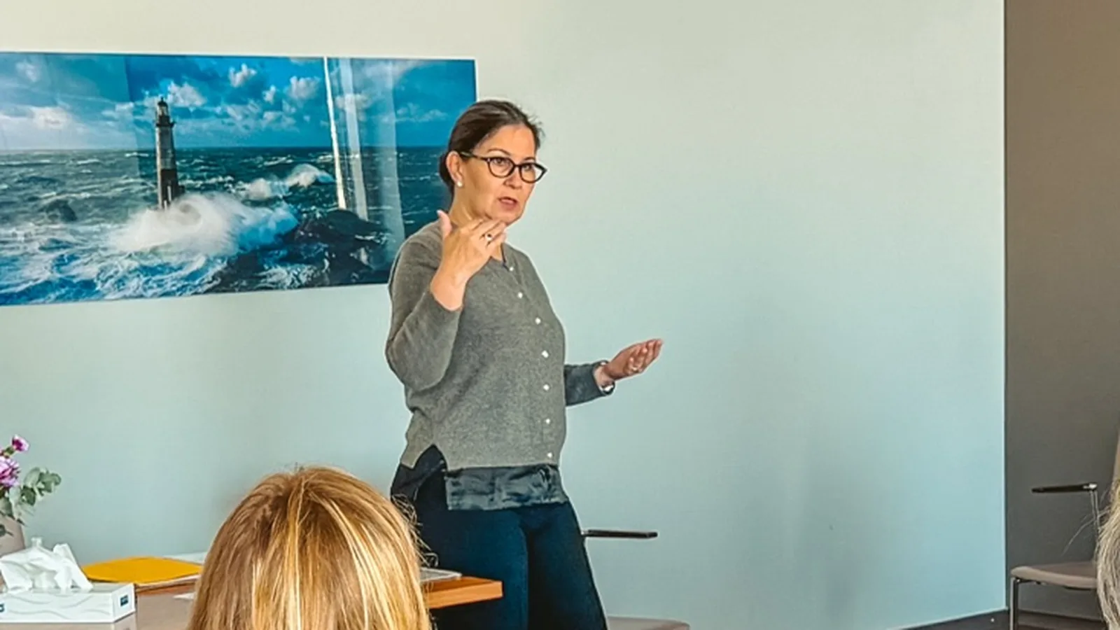 Dr. Petra Frese arbeitet mit dem Kreis beim Retreat